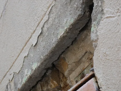 Diagnostic d'un enduit fissuré d'un immeuble à Marseille, Toulon, VCEO